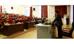 常务副校长邴正教授为欧洲杯
师生做“两学一做”专题讲座